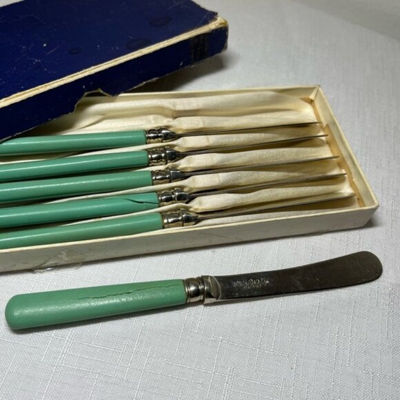 Vintage Sheffield boxed 6 silver-plated tea knives turquoise Bakelite handles - Picture 3 of 6